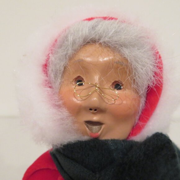 Christmas 2000 Byers’ Choice Caroler Mrs. Claus in Red Velvet Dress Green Scarf - Picture 2 of 16